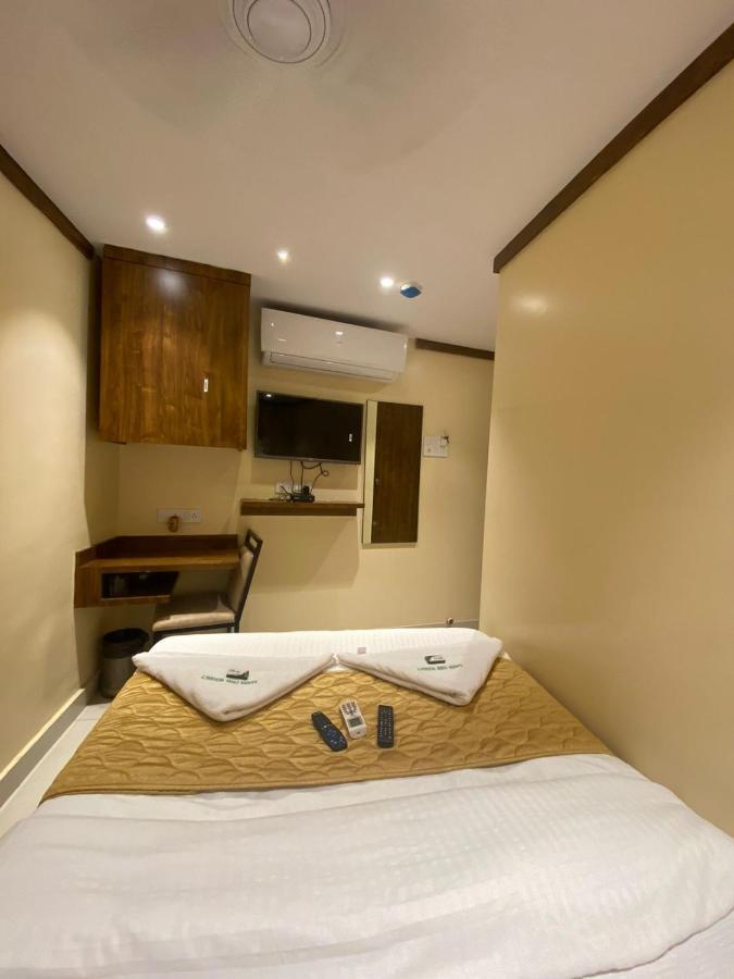 Garden Creek Residency - Near To Mumbai International Airport Hotell Exteriör bild
