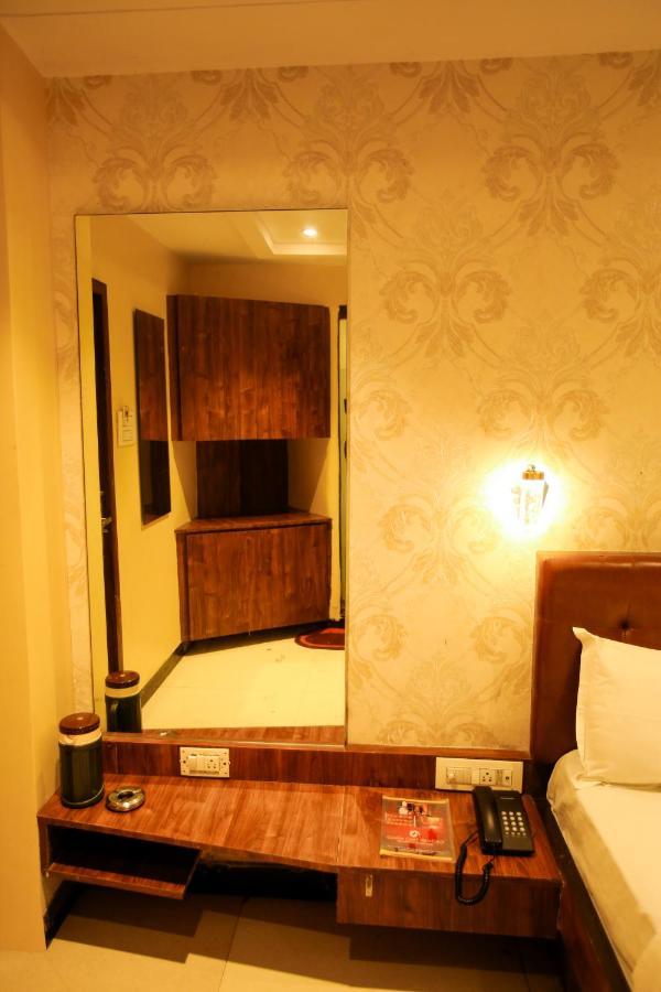 Garden Creek Residency - Near To Mumbai International Airport Hotell Exteriör bild